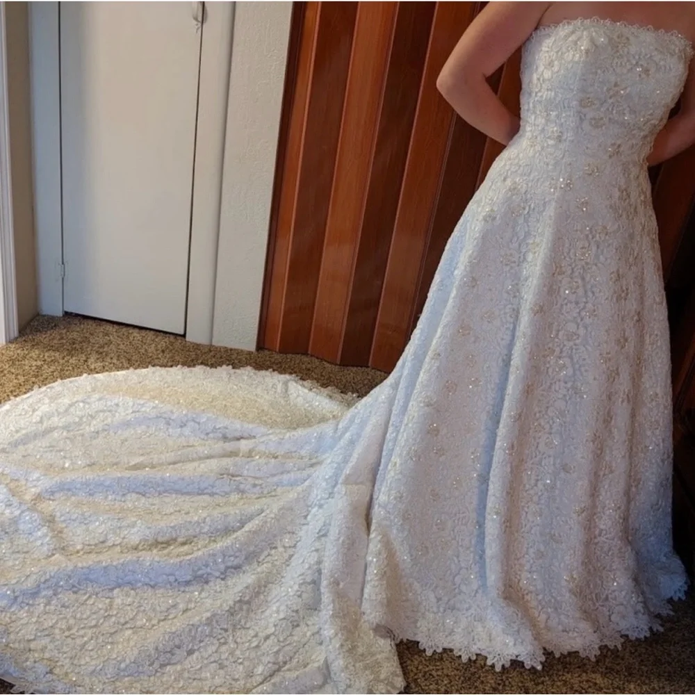 Elegant White Floral Gown - Picture 2 of 7